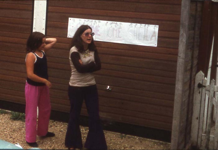 15Deb&SheilaonreturnfromUS-Sum1973