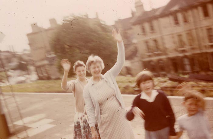 06FamilyonBathStnTrainMovingFast